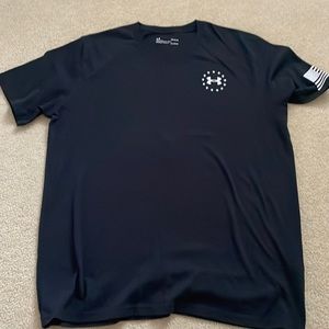 Mens black UA short sleeved shirt.